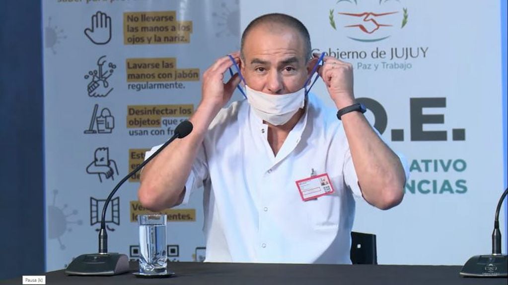 El Dr. Pablo Jure, miembro del COE Jujuy, mostrando uno de los usos incorrectos del barbijo.