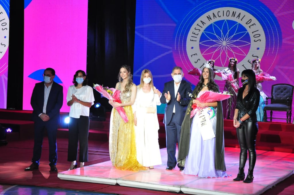 En una espléndida gala, Pía Yécora, del colegio Los Lapachos, fue consagrada reina de los estudiantes del departamento Dr. Manuel Belgrano.