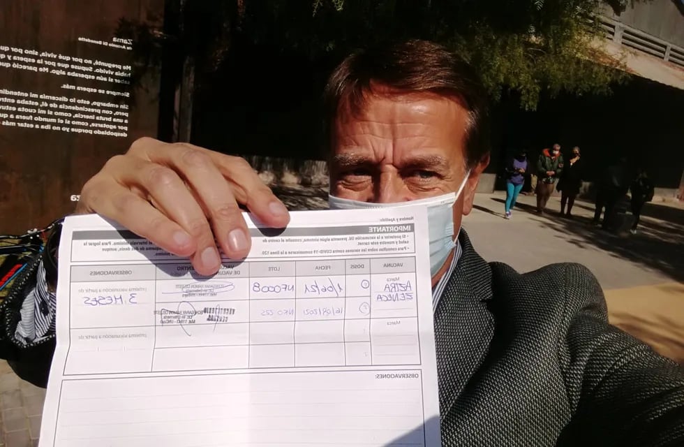 El gobernador Rodolfo Suarez subió a sus redes sociales la imagen mostrando la cartilla con la vacunación completa contra el Covid-19. Gentileza