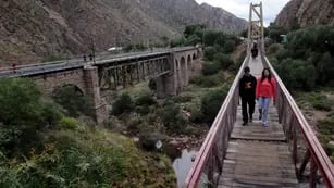  Una postal de Cacheuta. El famoso puente colgante junto al ferroviario, donde hoy se practica deporte aventura.