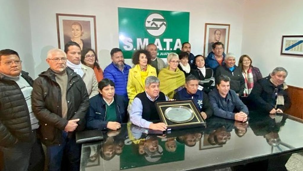 La dirigencia sindical local aglutinada en la CGT Regional Jujuy entregó a Moyano un recordatorio de su visita a la provincia.