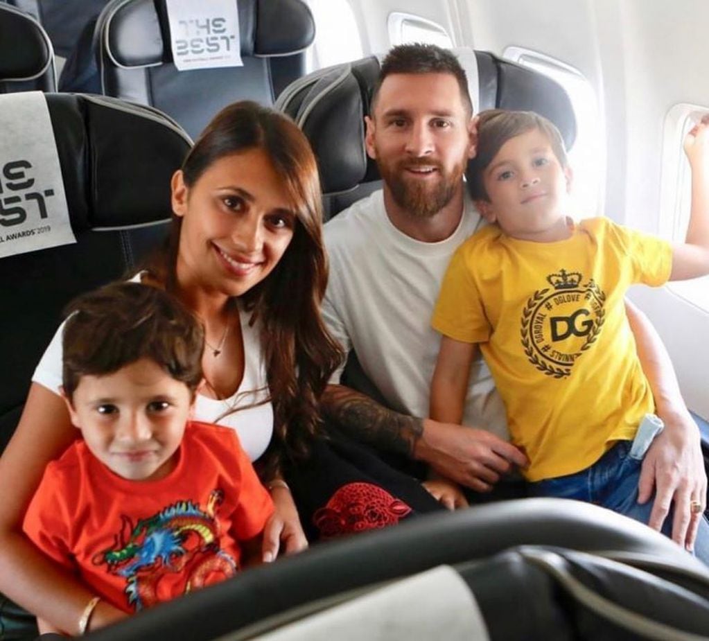 "Camino a Milán", escribió Antonela Roccuzzo en sus redes sociales junto a una fotografía que la muestra acompañando a Lionel Messi con sus hijos mayores (Foto: Instagram/ suzycortezoficial)