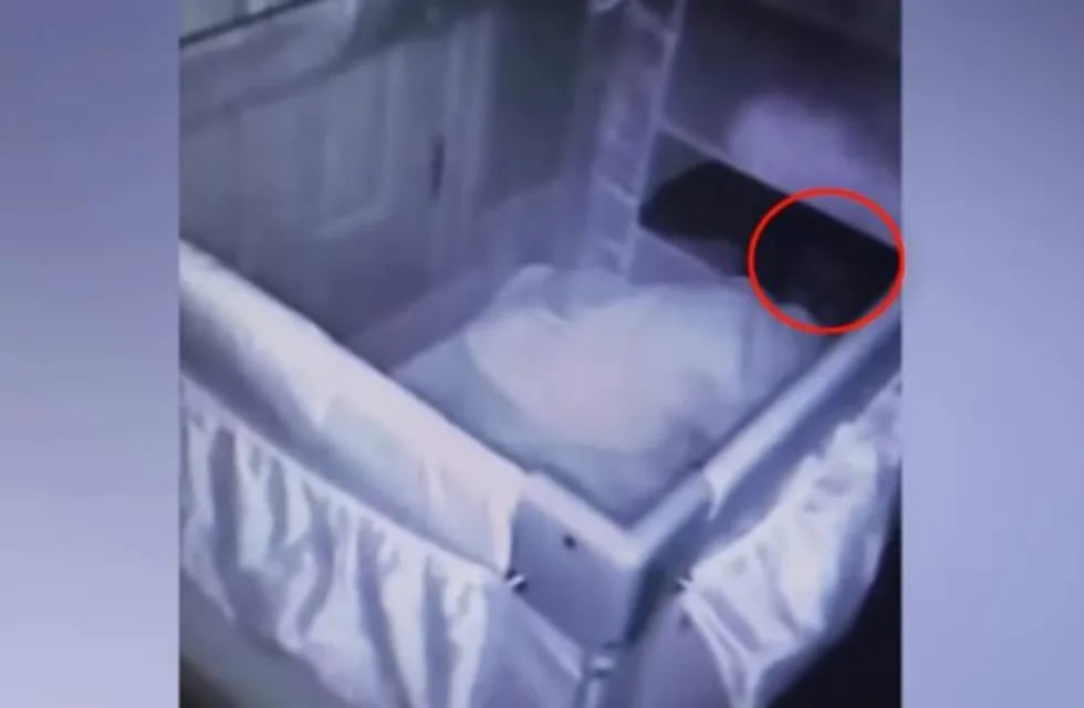 Su bebé lloraba toda la noche, puso una cámara en la cuna y lo que grabó fue aterrador. (Foto: Captura de video)