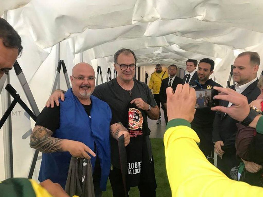 El fotógrafo Claudio D'Agostino le regaló a Marcelo Bielsa una remera de Newell's. (@lufc)