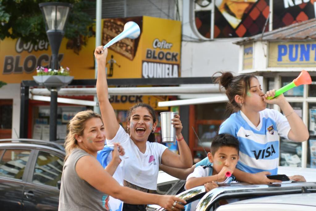 La ciudad de Río Cuarto salió a festejar el triunfo de Argentina frente a México en el mundial de Qatar.  (Tomy Fragueiro)