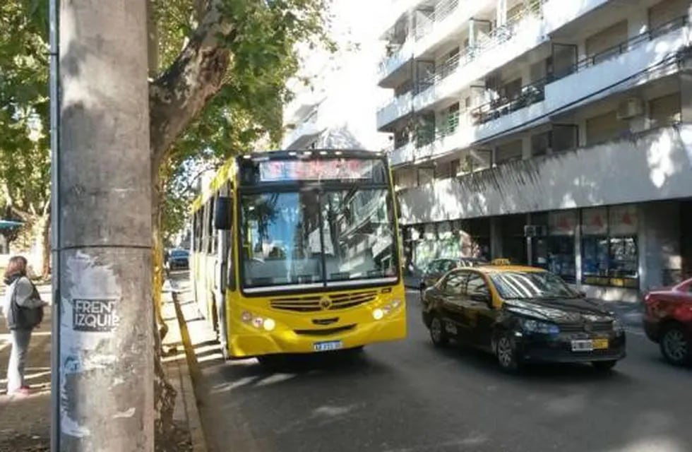 Colectivo interurbano de la empresa Rosario Bus en la Plaza Sarmiento. (Infofunes)
