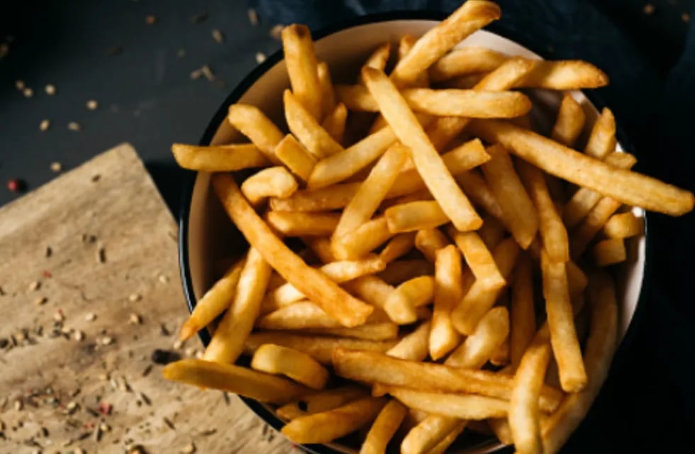 Crujientes y como en los restaurantes: el truco para preparar papas fritas de forma rápida y sencilla.