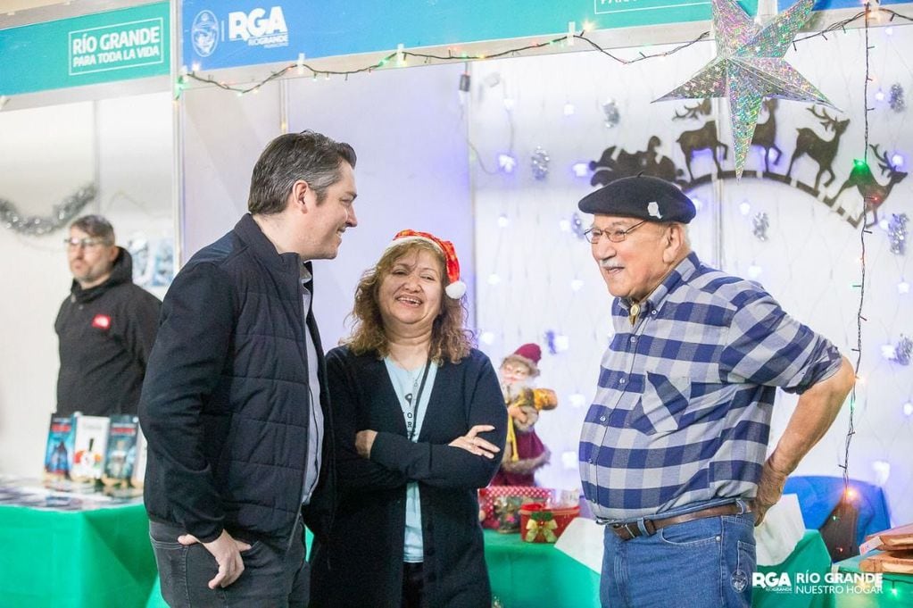 Río Grande: Pérez acompañó a los expositores en el Mercado Navideño