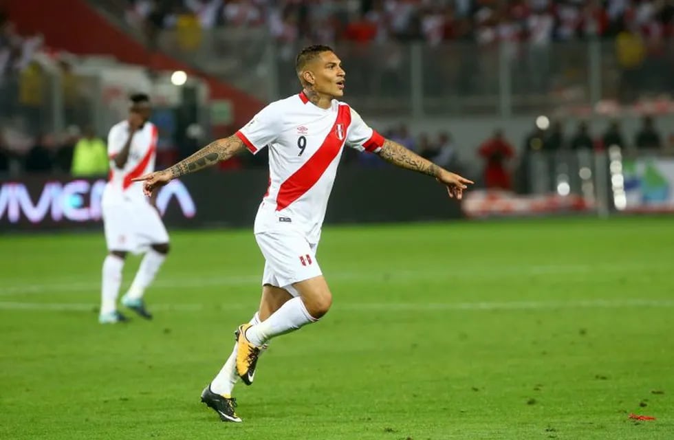Paolo Guerrero anotó el gol del triunfo de Perú. Foto: DPA.