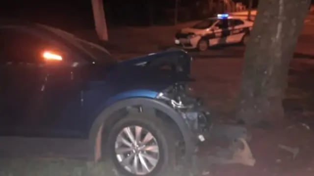 Montecarlo: un automóvil perdió el control y colisionó contra un árbolq