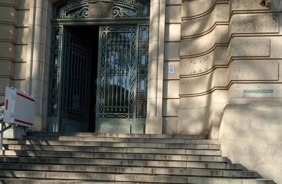 Robaron una baranda de bronce de la escalinata del edificio de la ex Aduana de Rosario. (@leodelga2)
