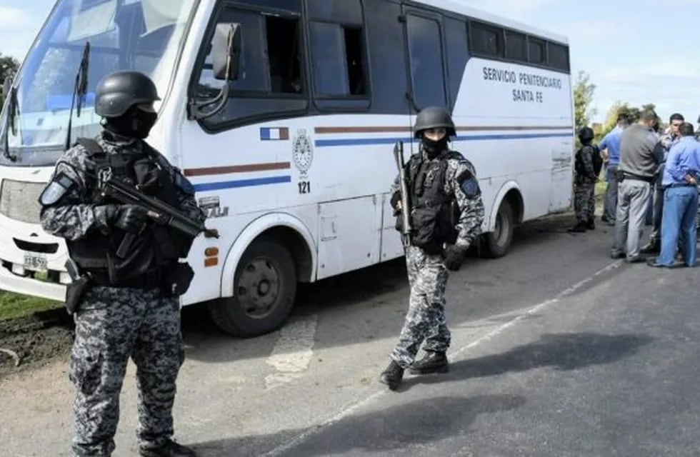 El minibús en el que viajaban los evadidos quedó detenido a la altura de Granadero Baigorria.(Fabian Chesa)