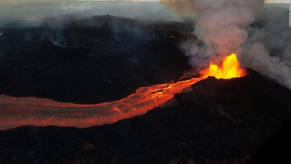 Volcán Kilauea en su fase más violenta, lavas arrasan con todo, Hawai en riesgo.