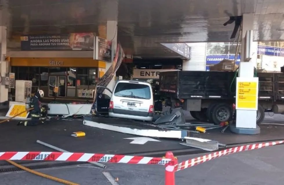 Un camión chocó a un auto que cargaba nafta en una estación de servicio de Retiro. (Twitter/@jotaleonetti)