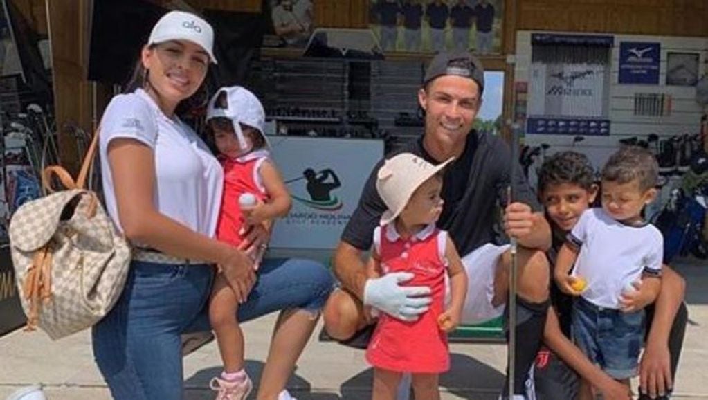 Cristiano Ronaldo y Georgina Rodríguez junto a sus hijos. (Instagram)