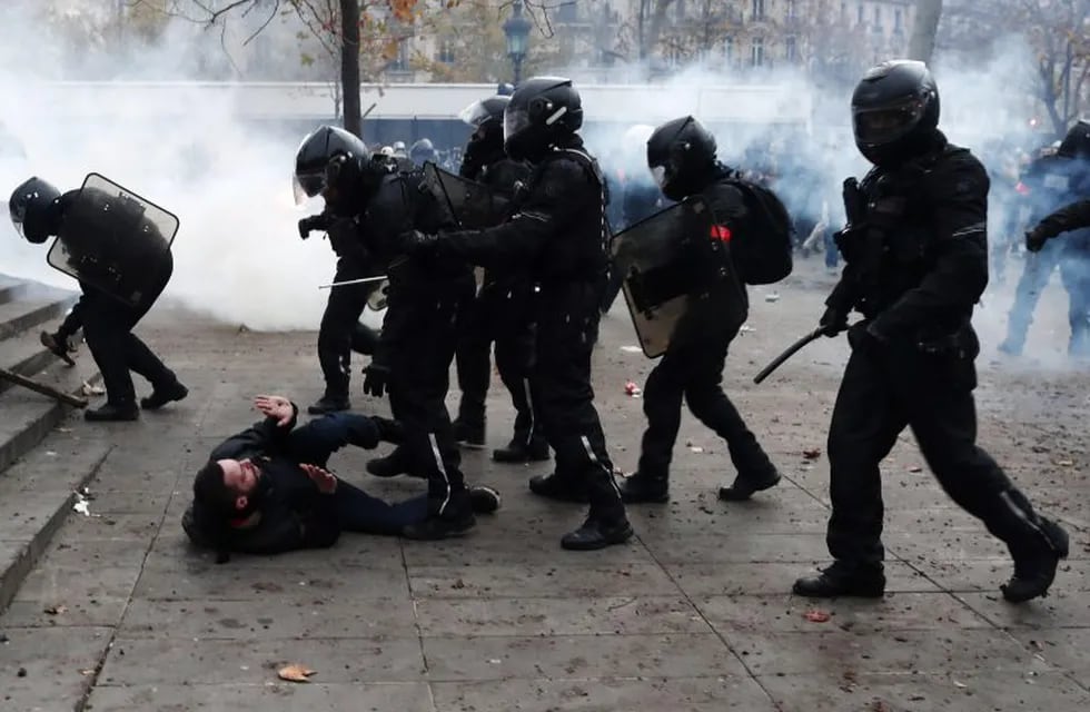 Paris (France), 05/12/2019.- French riot police clash with protesters during a demonstration against pension reforms Paris, France, 05 December 2019. Unions representing railway and transport workers and many others in the public sector have called for a general strike and demonstration to protest against French government's reform of the pension system. (Protestas, Francia) EFE/EPA/IAN LANGSDON