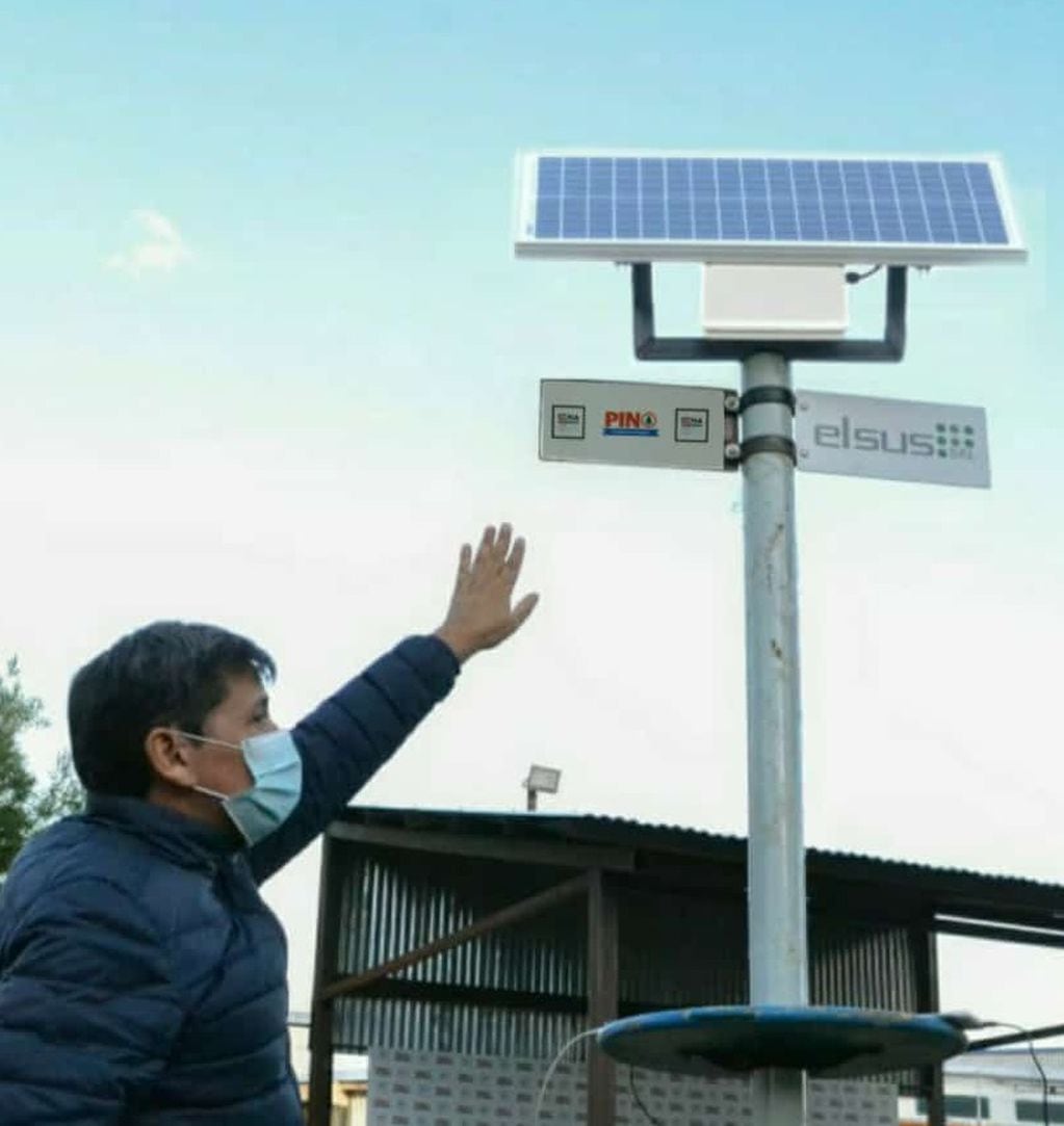 EN el CCNA se instaló el primer pilar solar para carga de celulares. Este es uno de varios proyectos que se quiere llevar  a cabo en la ciudad.