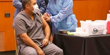 Matías Guaymas es el primer enfermero en recibir la vacuna contra el coronavirus en Salta