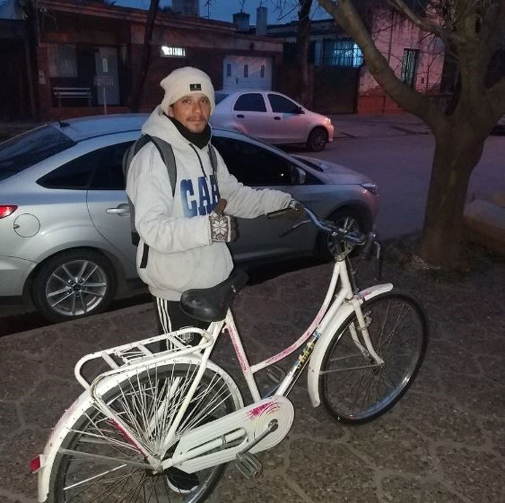 Claudio Ramos recibió una bicicleta para asistir a clases. (El Periódico de San Francisco)