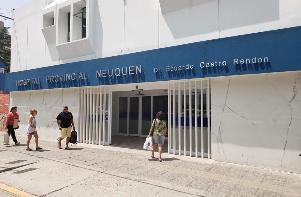 Los médicos denunciaron que tuvieron que hacer cirugías mientras caía agua del techo en el quirófano del Hospital Castro Rendón.