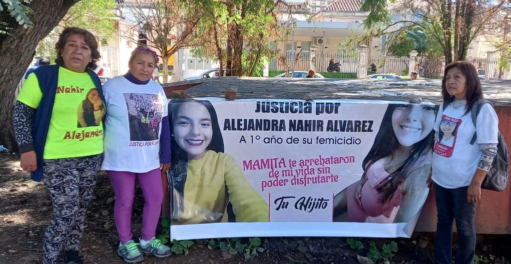Familiares, allegados e integrantes de colectivos de padres y madres de víctimas, reclamaron desde el principio de la causa el reclamo de justicia por el femicidio de Alejandra Nahir Álvarez.
