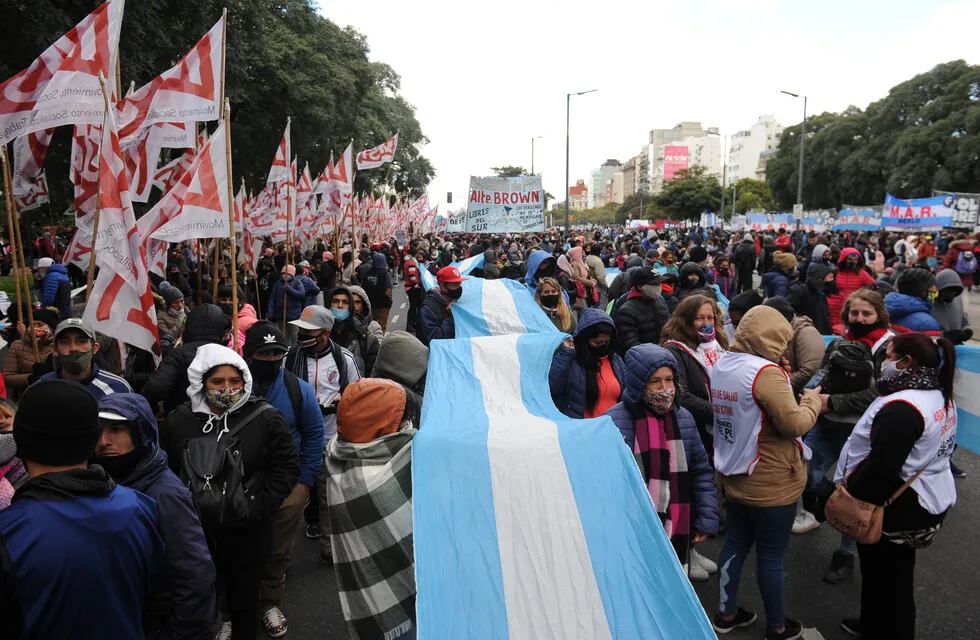 Organizaciones Sociales y movimientos de izquierda cortan la Av 9 de Julio y el metrobus a la altura del Ministerio de desarrollo social. (Foto: Clarín)
