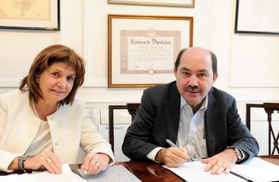 Convenio. Lo firmaron Patricia Bullrich, ministra de Seguridad, y Javier Ortíz Batalla, presidente del Banco Ciudad. (Web)