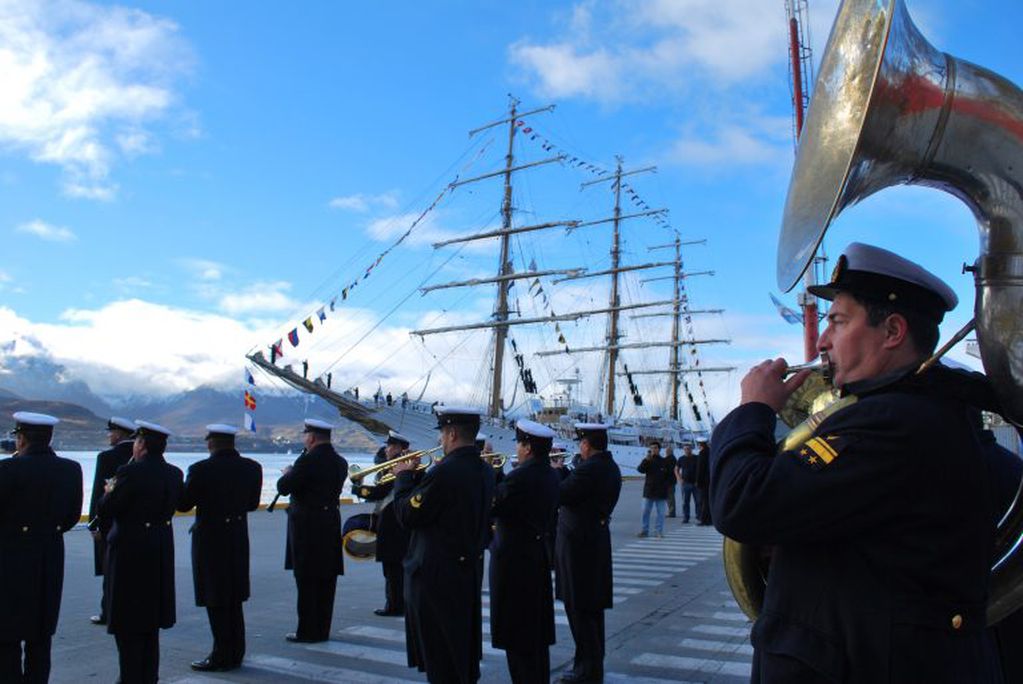 La Banda de Música del Área Naval Austral recibiendo a los grandes veleros