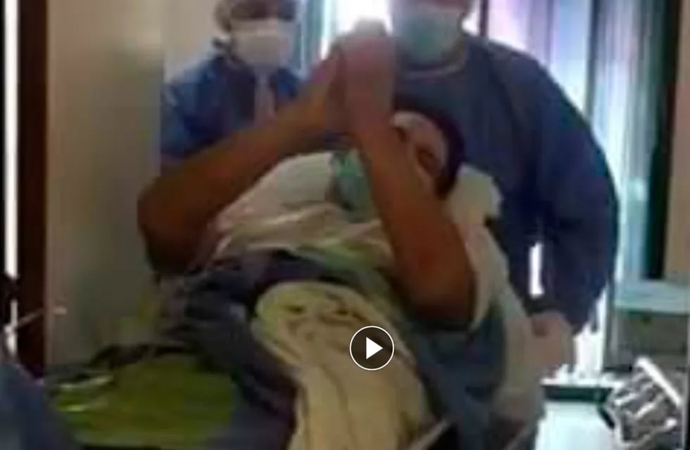 El enfermero carlospacense Pablo Miranda fue dado de alta. Imagen tomada del video subido por la doctora Daniela Mendoza.