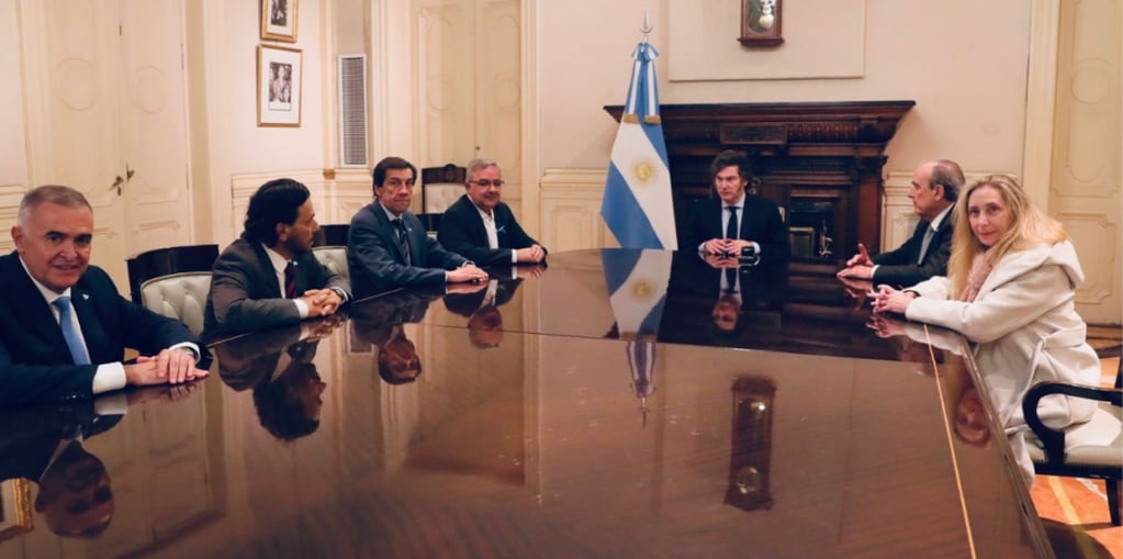 A la izquierda los gobernadores Jaldo, Sáenz, Sadir y Jalil, en la reunión con el presidente Javier Milei, Guillermo Francos y Karina Milei.