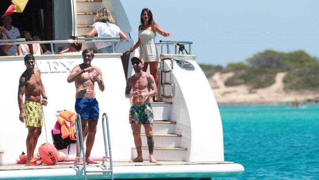 Messi, Antonela Roccuzzo y la familia de Luis Suárez disfrutan de Ibiza en un yate de lujo. (Web)