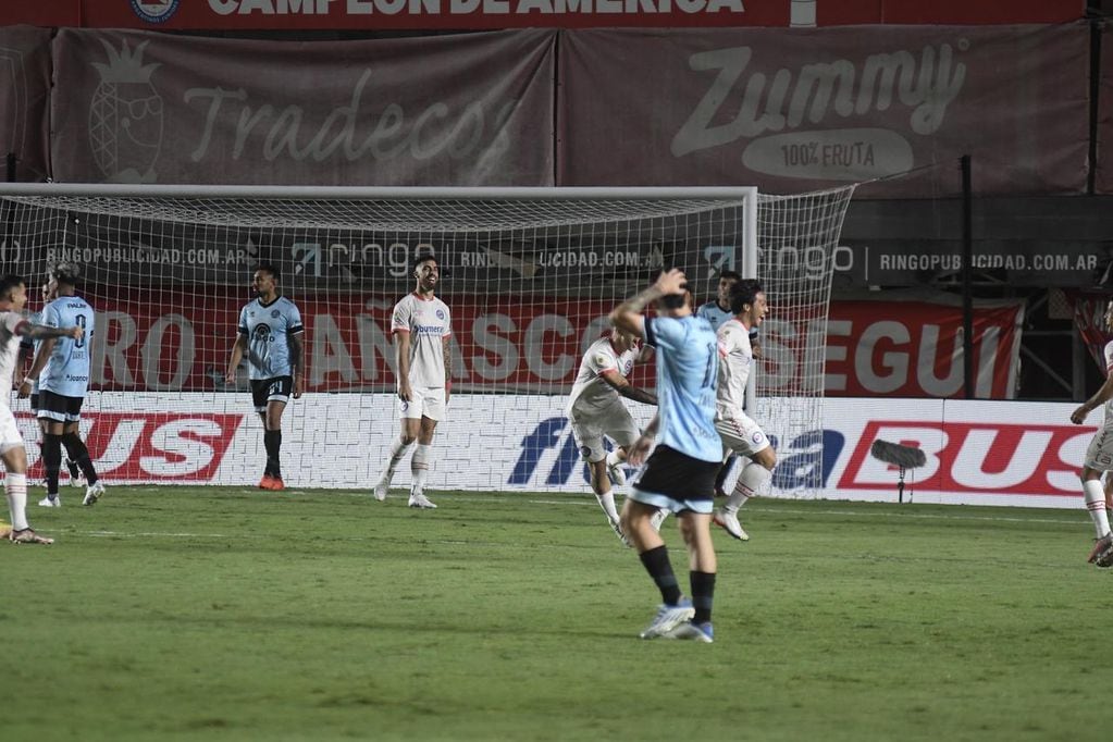 Belgrano visitó a Argentinos Juniors en el estadio Diego Maradona de La Paternal por la cuarta fecha de la Liga Profesional. (Federico López Claro)