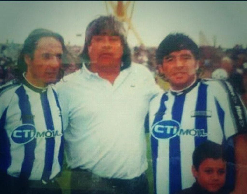 Maradona con Valencia y el Hacha Ludueña.