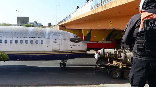 En fotos: El avión que será bar en Oncativo fue trasladado y se quedó encajado debajo de un puente en la Circunvalación