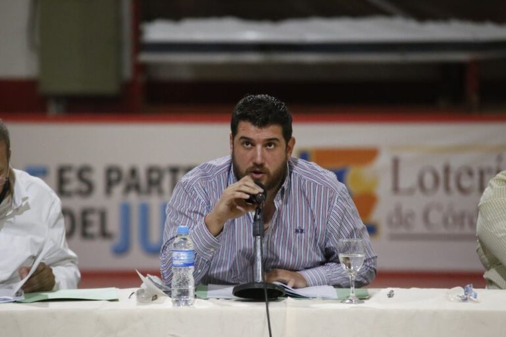 El presidente Juan Manuel Cavagliatto encabeza la Asamblea realizada en el estadio Ángel Sandrín. (Prensa Instituto)