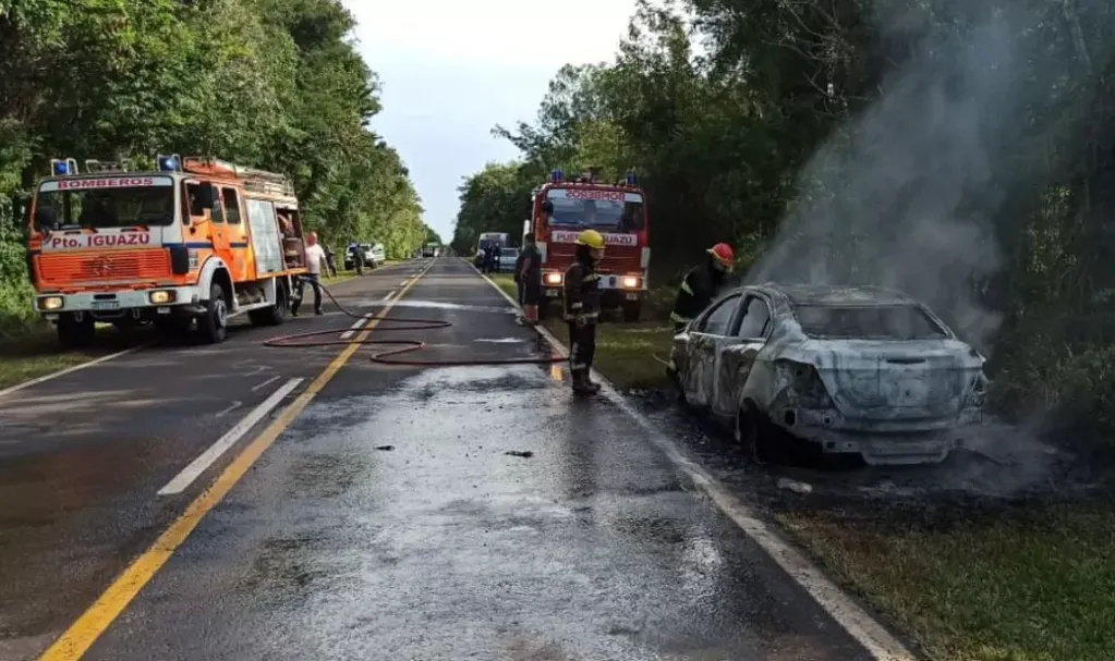 Puerto Iguazú: incendio de un vehículo sobre la Ruta Nacional N°12. Gentileza: Norma Devechi