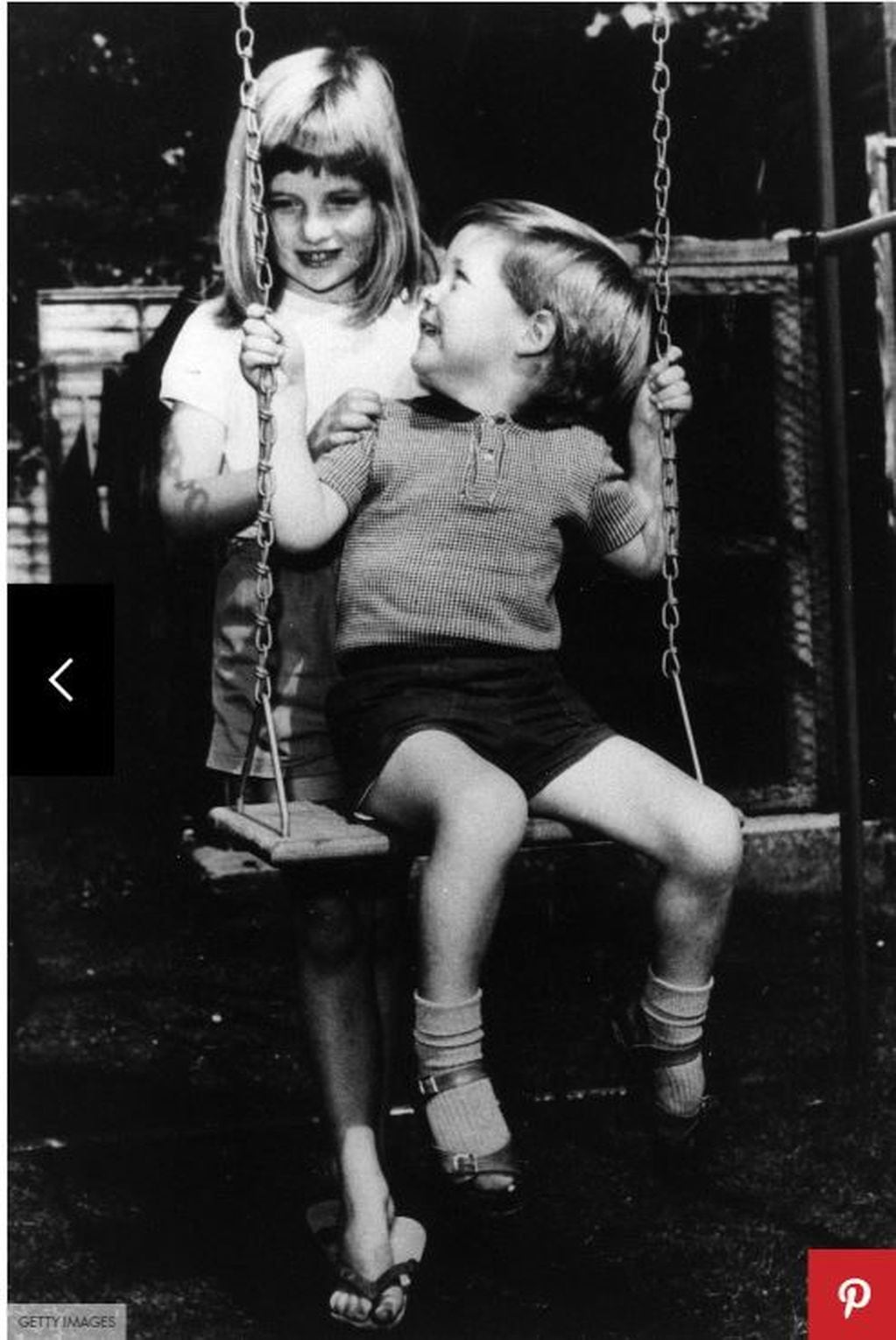 Empujando a su hermano Charles en el columpio, con seis años. 1967.