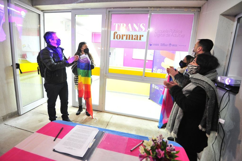 Escuela TransFormar brinda una educación para personas trans e Intersex.