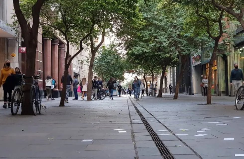 En la peatonal Córdoba los comercios puede abrir desde las 11 de la mañana. (Vía Rosario)