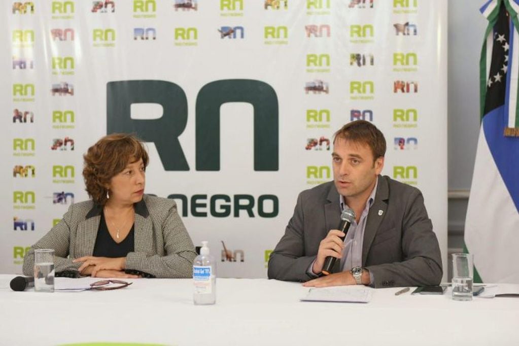 Arabella Carreras, gobernadora de Río Negro junto al ministro de Seguridad Gastón Perez Estevan (web).