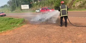 Oberá: una motocicleta fue consumida por el fuego mientras circulaba