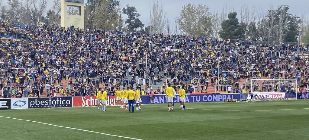 Impresionante presencia de hinchas neutrales con los colores de Boca en el estadio Malvinas Argentinas.