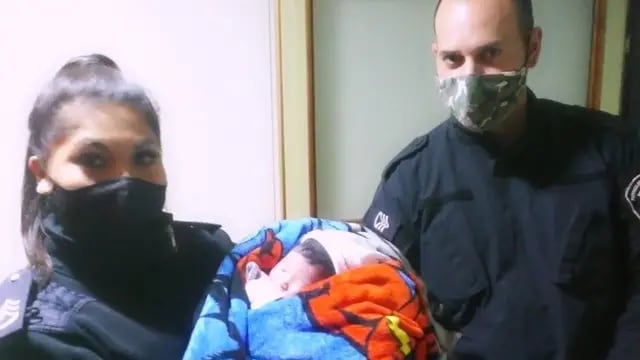 Policías ayudaron a una mamá y a su bebé recién nacido