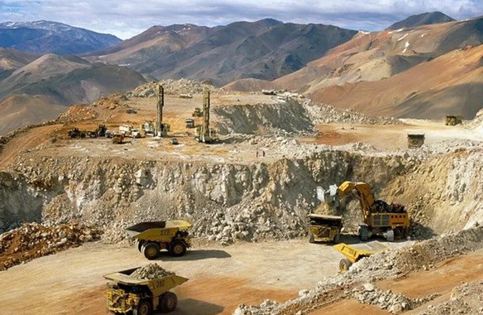 La empresa admitió que hubo una rotura en una cau00f1ería que transportaba solución de oro y plata dentro de la zona del Valle de Lixiviación.