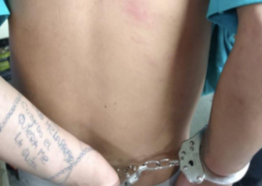 Un joven intentó atropellar y apuñalar a un policía en Puerto San Martín. (SL24)
