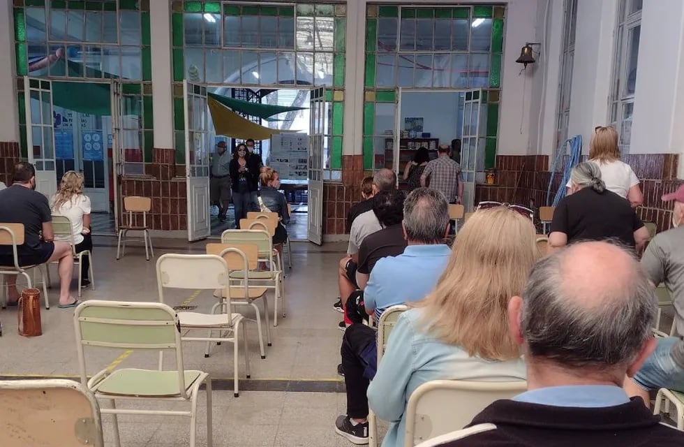 En la Escuela número 88 "Juana Manso" pusieron sillas para hacer la fila de las mesas. (@dianadevas)