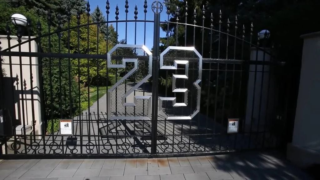 Puerta de ingreso a la mansión de Michael Jordan.