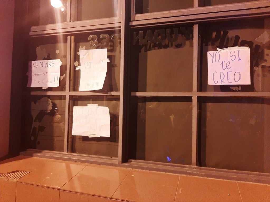 Los carteles reclamando Justicia en el caso del presunto abuso sexual a una niña de 7 años, del segundo grado del Colegio San José de Rafaela