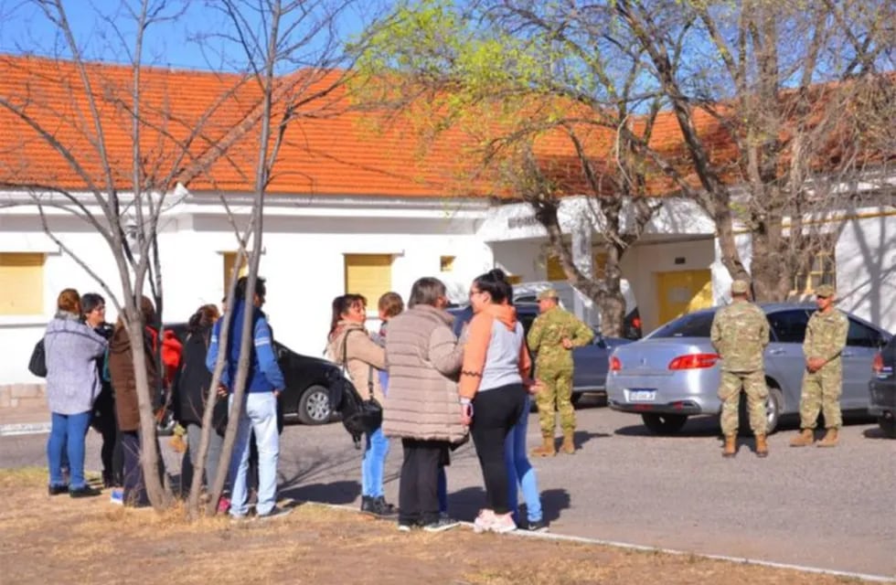 Familiares y amigos de Bechis esperaban fuera de la morgue de San Luis. Foto: El Diario de la República.