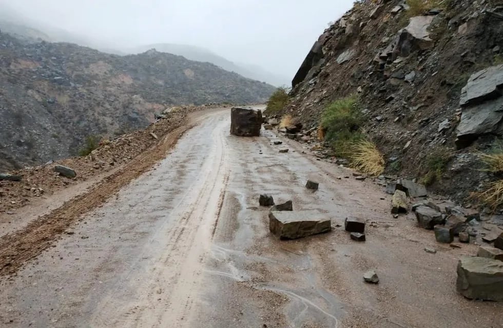 El camino del Cañón del Atuel está cortado por desmoronamientos.